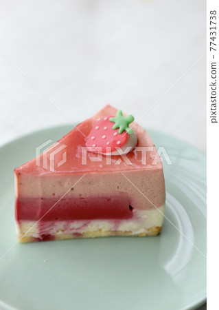 可愛的慕斯蛋糕,上面覆蓋著草莓巧克力 可愛的慕斯蛋糕,上面覆蓋著草莓巧克力 77431738
