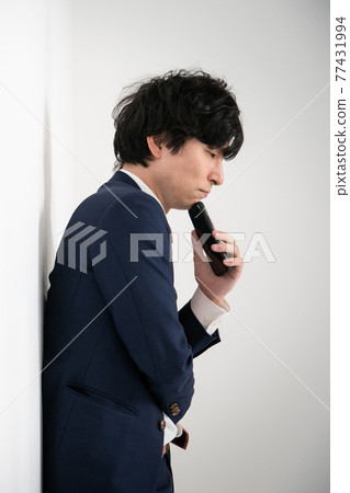 Businessman worried smartphone 77431994