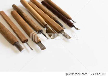 A used chisel with a season 77432108