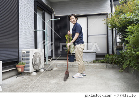 清掃停車場的房子清潔女工 77432110