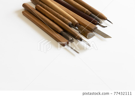 A used chisel with a season 77432111