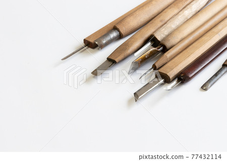 A used chisel with a season 77432114