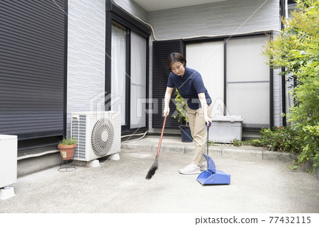 House cleaning woman sweeping the parking lot House cleaning woman sweeping the parking lot 77432115