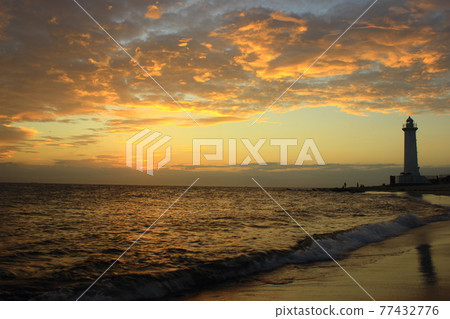 愛知小野浦海灘的夜景和燈塔 77432776