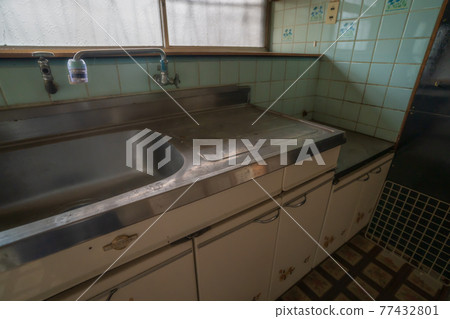 Scenery of an old folk house Inheritance problem 77432801