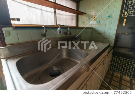 Scenery of an old folk house Inheritance problem 77432803