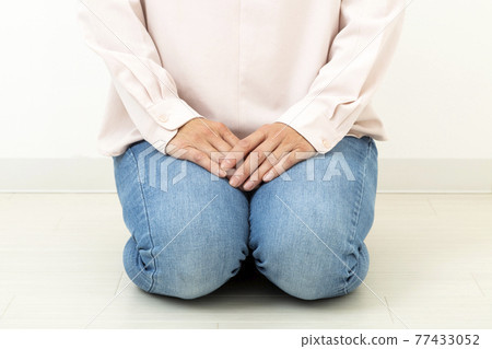 A woman sitting 77433052