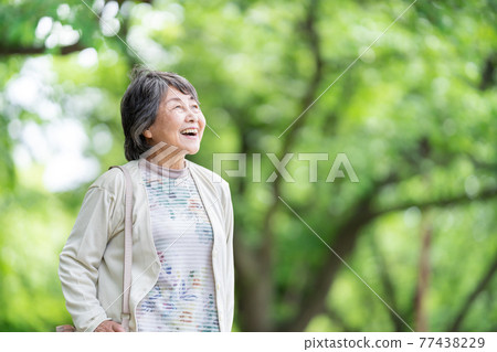 老年婦女在公園散步 老年婦女在公園散步 77438229