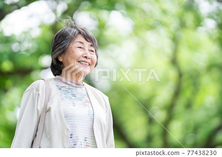 老年婦女在公園散步 老年婦女在公園散步 77438230