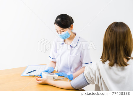 護士測量病人的血壓 77438388