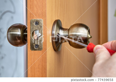 Joiner uses screwdriver to secure both handle sides to door. Joiner uses screwdriver to secure both handle sides to door. 77439658