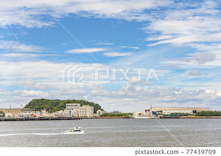 [Kanagawa / Yokosuka] The Japan Coast Guard patrol boat CL130 "Kurikaze" operates in front of the industrial area of Natsushima-cho. 77439709