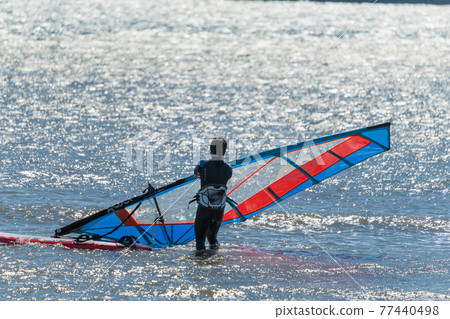 [Preparing for windsurfing in the spring storm with white waves] 77440498
