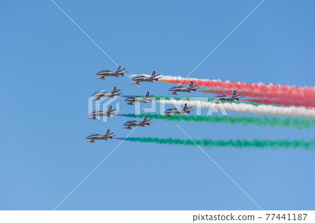 意大利空軍雜技團“Frecce Tricolori”三角洲編隊 77441187