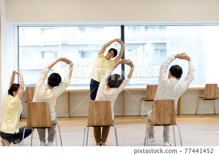 Caregiver who teaches gymnastics at a nursing facility "LINK FOREST" 77441452