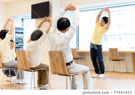 Caregiver who teaches gymnastics at a nursing facility "LINK FOREST" 77441453