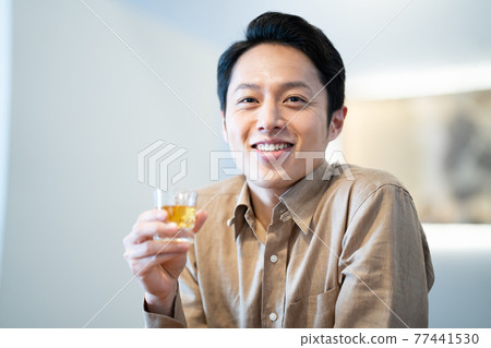 Men drinking whiskey straight 77441530
