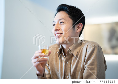 Men drinking whiskey straight 77441531