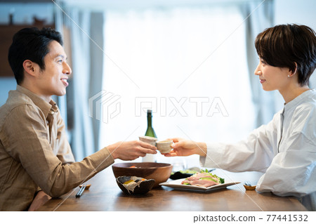 Couple toasting with sake 77441532
