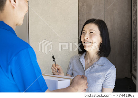 收到快遞並簽收的女人 收到快遞並簽收的女人 77441962