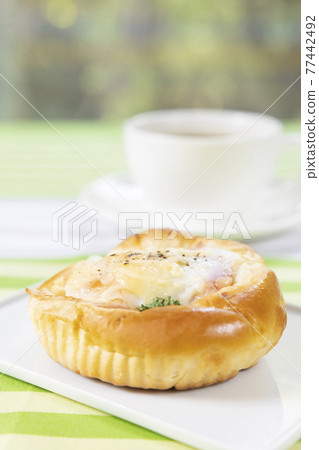 美味的培根雞蛋麵包和熱咖啡 美味的培根雞蛋麵包和熱咖啡 77442492