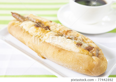 美味的辣香腸麵包和熱咖啡 77442892