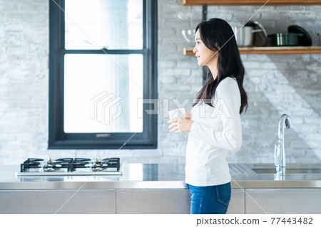 女性廚房生活方式 77443482