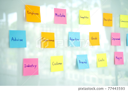 Lots of sticky note paper get stuck on the glass 77443593