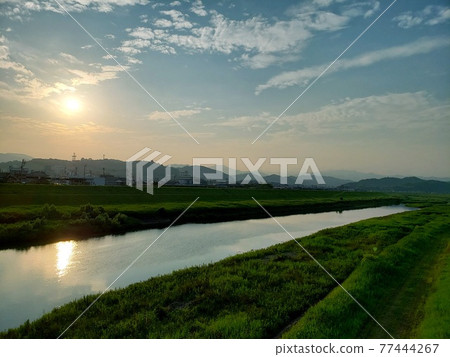 在流經高知縣四萬十市的四萬十川岸邊觀賞夏日落日[6月] 77444267