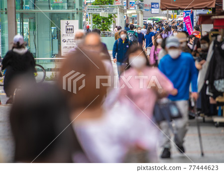 Under the third declaration of the Tokyo cityscape of Japan. Even if department stores are closed, it is still far from restraining the flow of people ... = May 8, Ueno 77444623