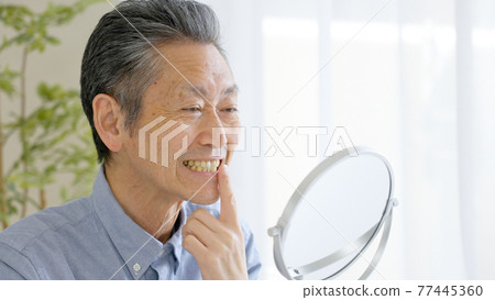 Senior male / tooth check 77445360