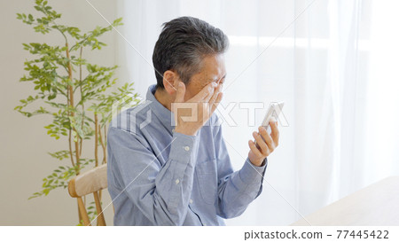 Senior men, smartphones, presbyopia, eyesight Senior men, smartphones, presbyopia, eyesight 77445422