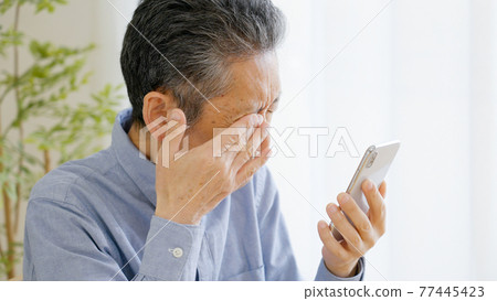 Senior men, smartphones, presbyopia, eyesight 77445423