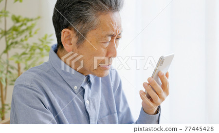 Senior men, smartphones, presbyopia, eyesight 77445428