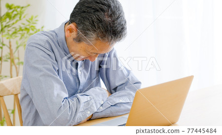 Senior men, computers, worries, thinking 77445484