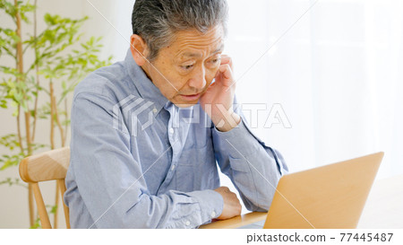 Senior men, computers, worries, thinking 77445487