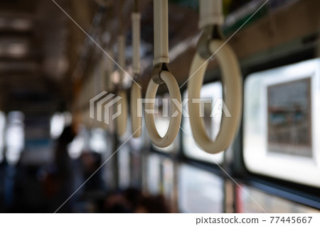 函館交通局電車內的皮帶 函館交通局電車內的皮帶 77445667