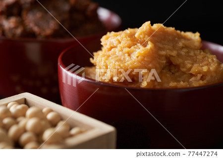 紅味噌和白味噌(米味噌) 紅味噌和白味噌(米味噌) 77447274