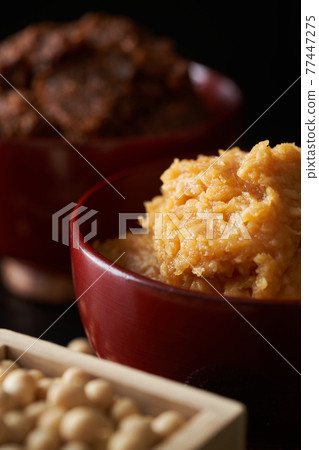 紅味噌和白味噌(米味噌) 紅味噌和白味噌(米味噌) 77447275