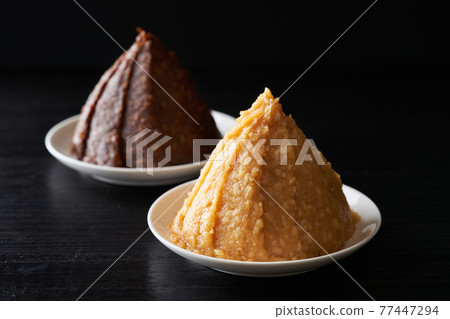 紅味噌和白味噌(米味噌) 紅味噌和白味噌(米味噌) 77447294