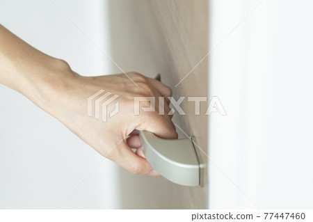 Image of opening and closing the door 77447460