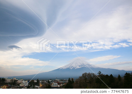 被懸雲和帽雲覆蓋的富士山 77447675