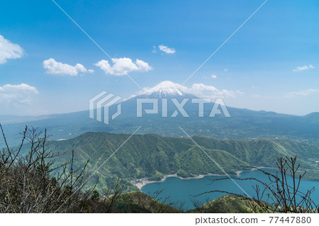 Mt. Fuji and Saiko seen from the summit of Mt. 77447880