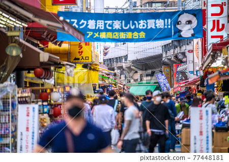 第三次宣言下的日本東京城市景觀。 Ameyoko旁邊人很多...=5月8日 第三次宣言下的日本東京城市景觀。 Ameyoko旁邊人很多...=5月8日 77448181