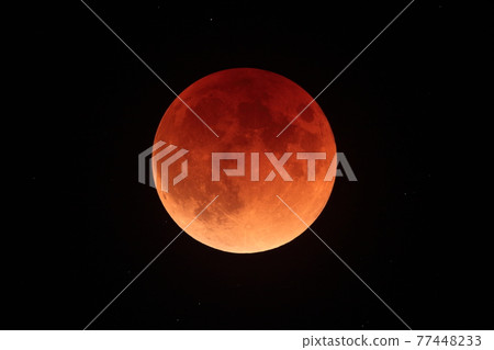 月全食期間的紅月 77448233