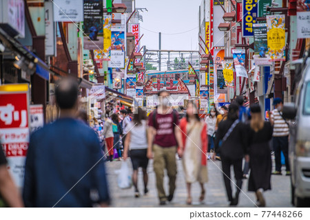 第三次宣言下的日本東京城市景觀。 “Kamichu”與Ameyoko的一側平行。許多人... = 5 月 8 日 第三次宣言下的日本東京城市景觀。 “Kamichu”與Ameyoko的一側平行。許多人... = 5 月 8 日 77448266