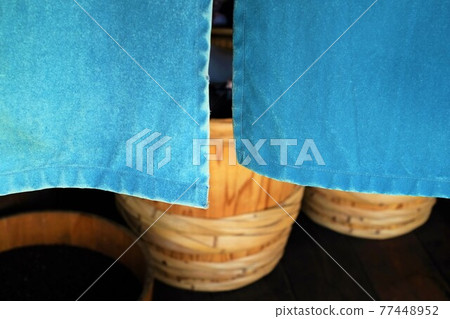 窗簾後面的桶 77448952