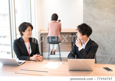 Female manager checking reports of subordinates Shooting cooperation "+ SHIFT NOGIZAKA" 77450747