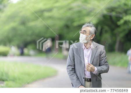 Senior man getting lost wearing a mask Senior man getting lost wearing a mask 77450849