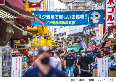 第三次宣言下的日本東京城市景觀。 Ameyoko旁邊人很多...=5月8日 第三次宣言下的日本東京城市景觀。 Ameyoko旁邊人很多...=5月8日 77450931
